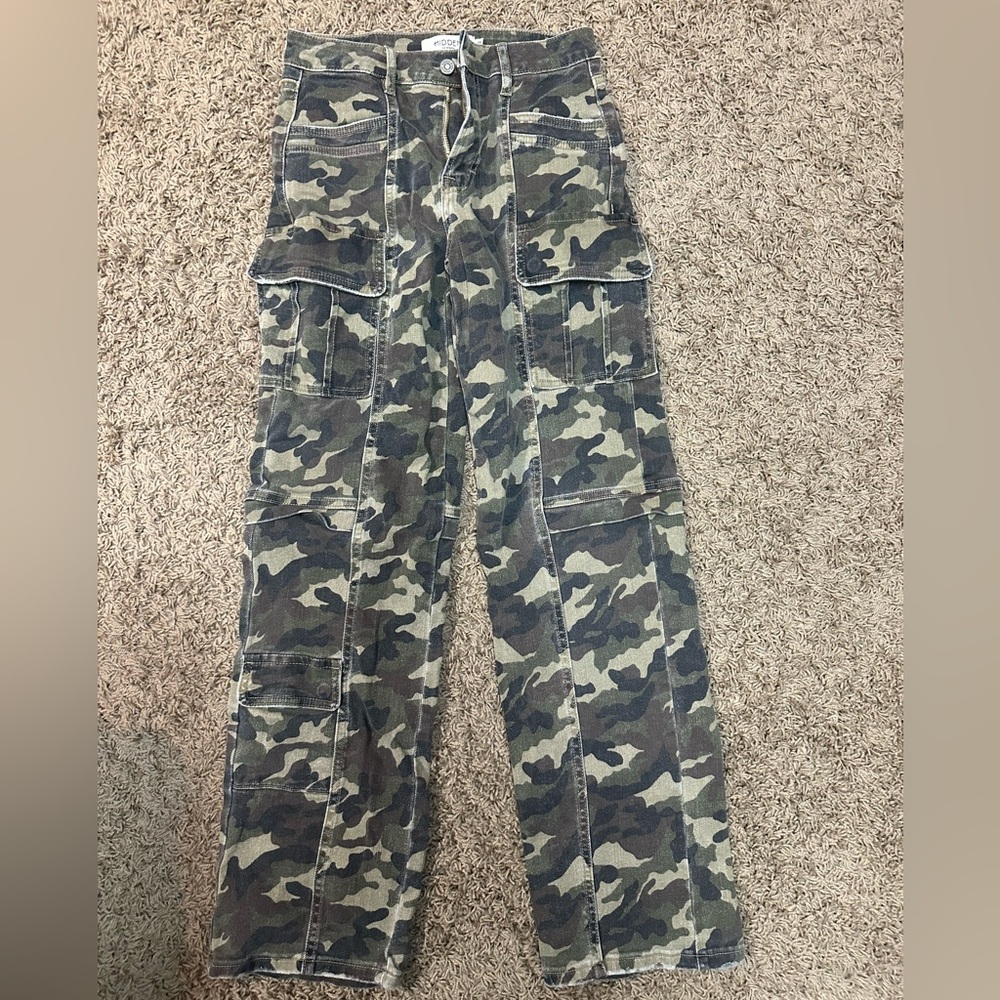 Size 25 - TRACEY CAMO CARGO STRAIGHT STRETCH JEAN - HIDDEN - From Buckle